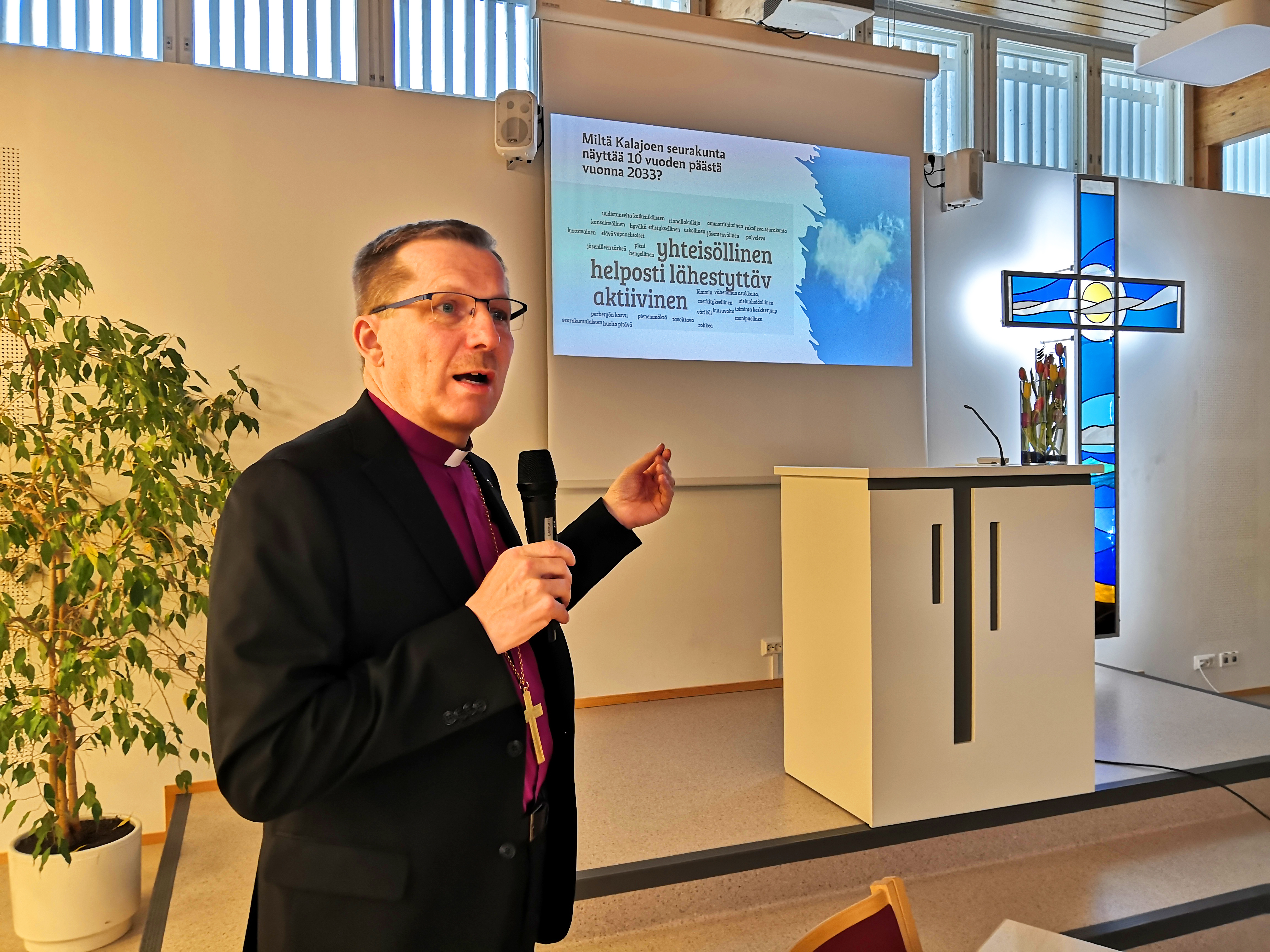 09 Ryhmätöiden yhteenvedossa piispa Jukka Keskitalo tiivisti, että seurakunnan tulisi pysyä ihmisten elämänpiirin sisällä.