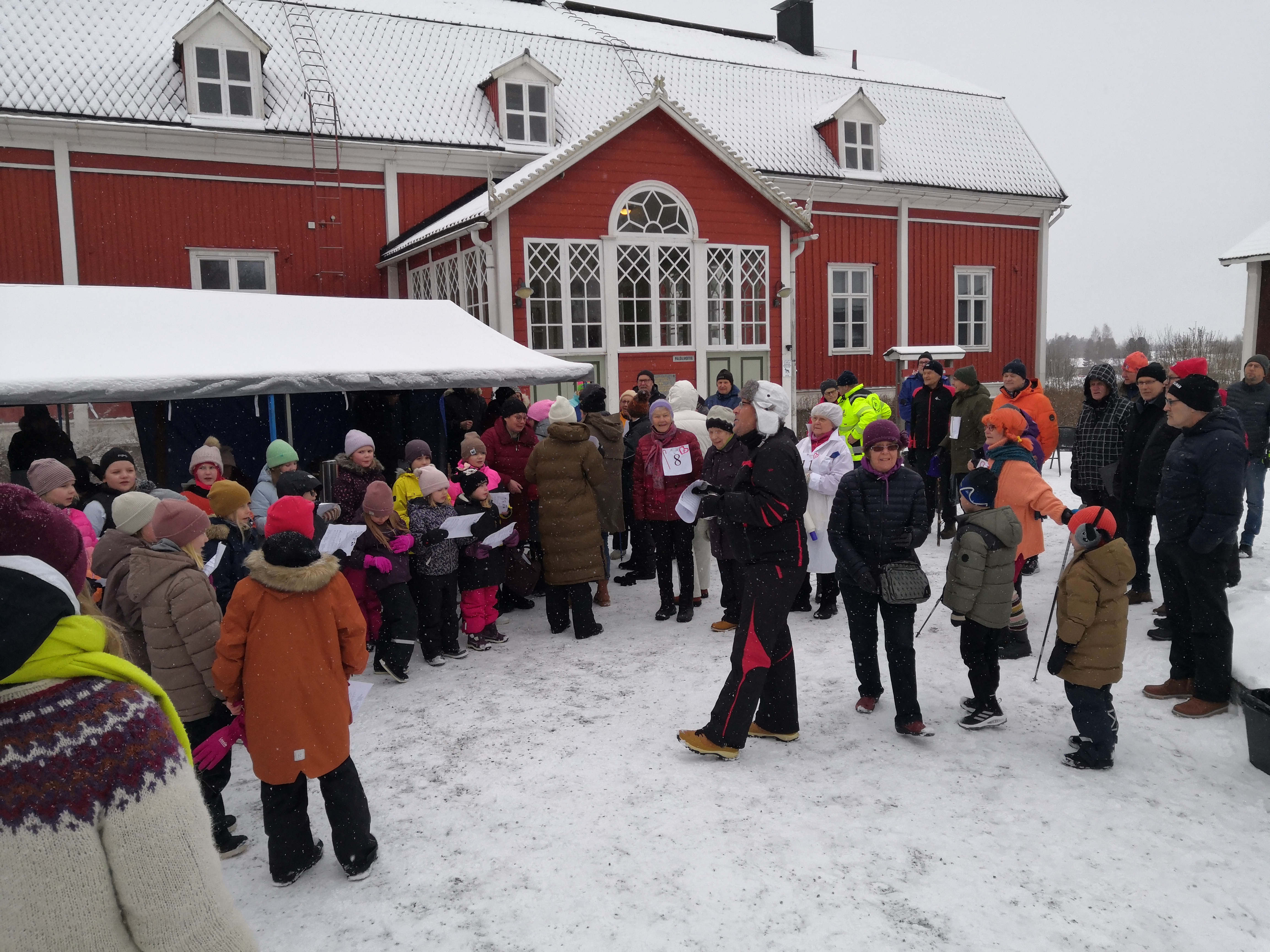 10 Yhteisvastuun sauvakävelytapahtumassa esiintyivät seurakunnan lapsi- ja mieskuoro. Hartauden piti Suvi Lehtimäki.