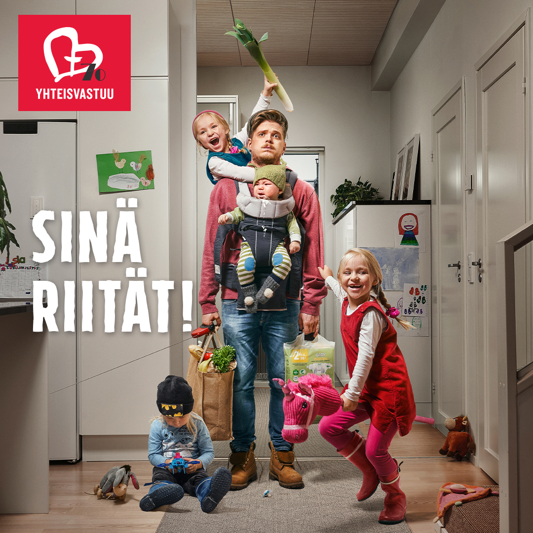 Yhteisvastuukeräys, kuva perheenisästä kolmen lapsen kanssa tekstillä Sinä riität!
