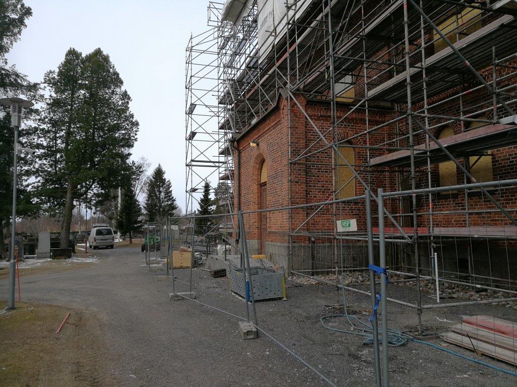 Avaa kuva isommaksi 07 Seinätelineiden pystytystä.