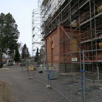 Avaa kuva isommaksi Seinätelineiden pystytystä