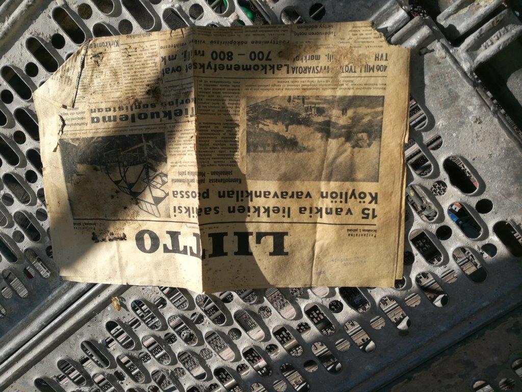 Avaa kuva isommaksi 10 Kattolaudoituksen alta paljastuu sanomalehtiä vuodelta 1959.