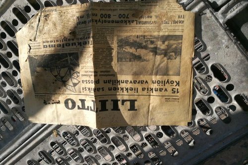 Avaa kuva isommaksi 10 Kattolaudoituksen alta paljastuu sanomalehtiä vuodelta 1959_S.