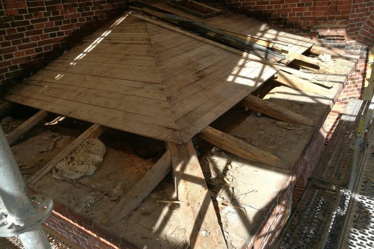 Avaa kuva isommaksi 13 Pääsisäänkäynnin sivulaivan kattorakenteita_M.
